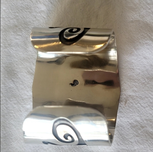 Nickle Silver Native American southwest design, signed bracelet. - Picture 6 of 7